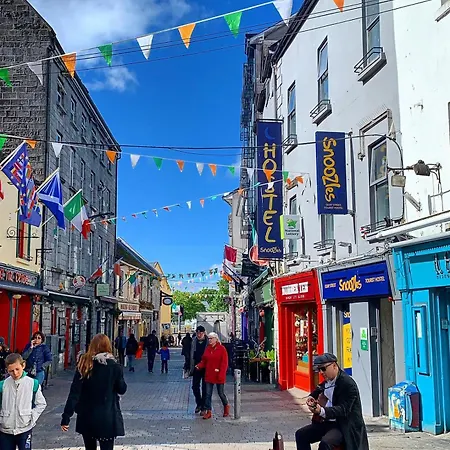 Hostel Snoozles Quay Street Tourist Galway