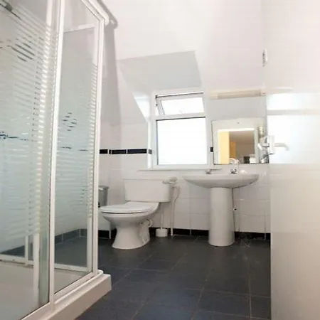 Snoozles Quay Street Tourist بيت شباب