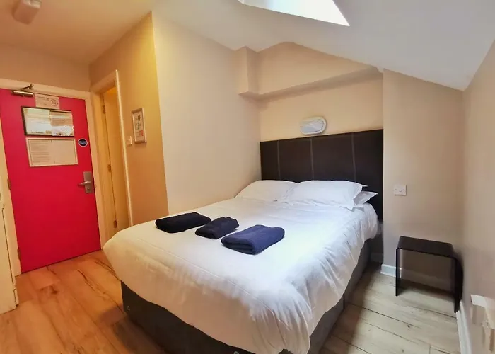 Snoozles Quay Street Tourist Hostel