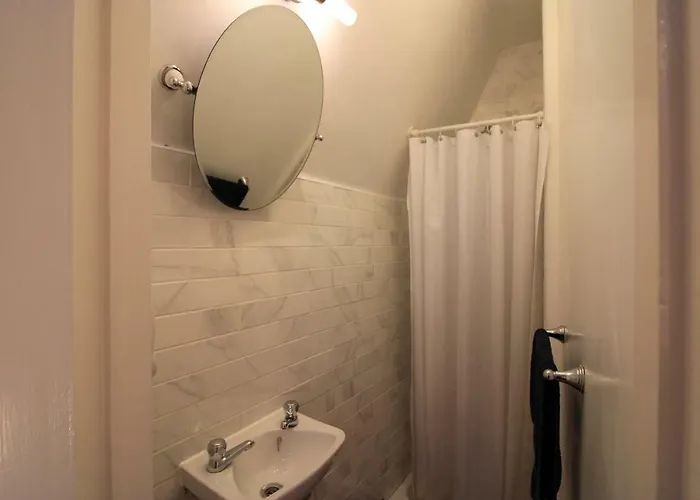 Snoozles Quay Street Tourist Hostel