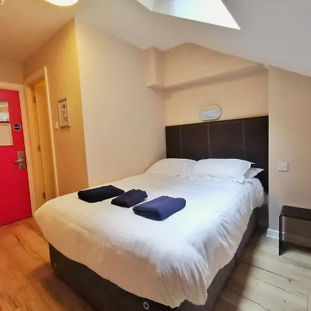 Snoozles Quay Street Tourist Hostel