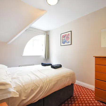 Snoozles Quay Street Tourist Hostel