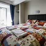 Snoozles Quay Street Tourist Hostel
