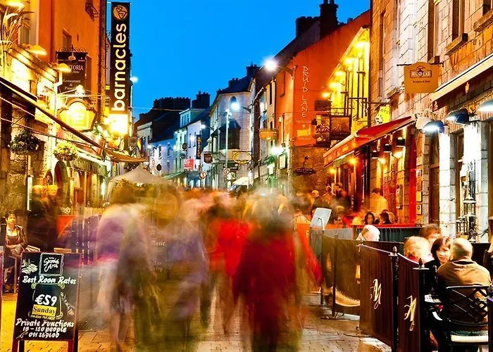 Хостел Snoozles Quay Street Tourist Голуэй