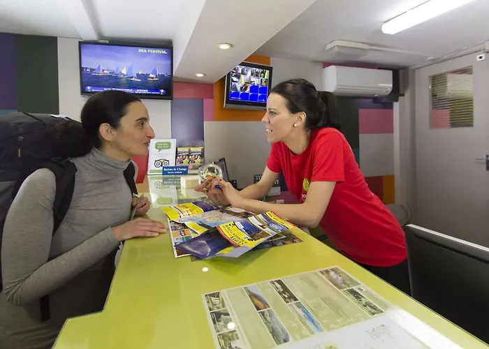 Хостел Snoozles Quay Street Tourist Голуэй