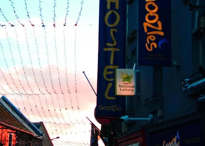 Хостел Snoozles Quay Street Tourist