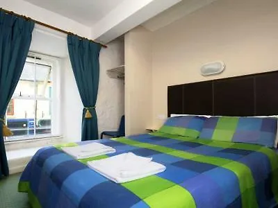 Хостел Snoozles Quay Street Tourist Голуэй